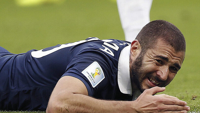 Nach seinem endgültigen Aus für die Heim-EM sitzt bei Champions-League-Sieger Benzema der Frust tief. "Er hat sich dem Druck eines rassistischen Teils von Frankreich gebeugt", sagte der Stürmer von Real Madrid der "Marca" und deutete an, dass nicht allein sportliche Gründe Didier Deschamps veranlasst haben, ihn nicht in der Kader der Grande Nation zu berufen - sondern die Wahlerfolge des rechtspopulistischen Front National. Nach seinem endgültigen Aus für die Heim-EM sitzt bei Champions-League-Sieger Benzema der Frust tief. "Er hat sich dem Druck eines rassistischen Teils von Frankreich gebeugt", sagte der Stürmer von Real Madrid der "Marca" und deutete an, dass nicht allein sportliche Gründe Didier Deschamps veranlasst haben, ihn nicht in der Kader der Grande Nation zu berufen - sondern die Wahlerfolge des rechtspopulistischen Front National.