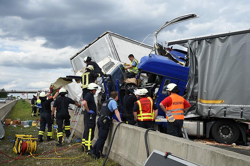 Sechs Lastwagen, ein Wohnmobil und ein Auto waren an dem Unfall bei Guxhagen beteiligt.