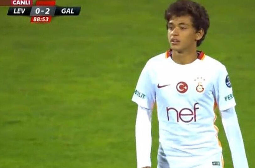Mustafa Kapi ist gerade einmal 14 Jahren alt - am Wochenende durfte er jedoch im Test gegen Sofia für die Galatasaray-Profis auflaufen.