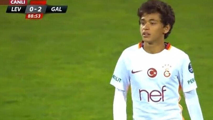 Mustafa Kapi ist gerade einmal 14 Jahren alt - am Wochenende durfte er jedoch im Test gegen Sofia für die Galatasaray-Profis auflaufen. Mustafa Kapi ist gerade einmal 14 Jahren alt - am Wochenende durfte er jedoch im Test gegen Sofia für die Galatasaray-Profis auflaufen.