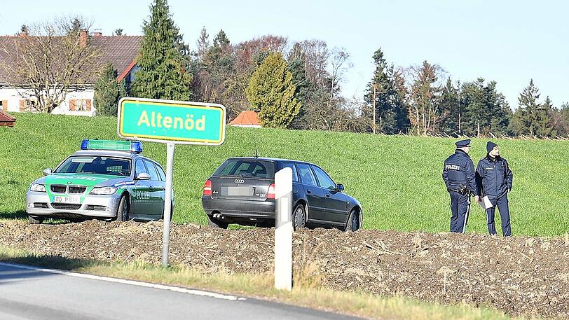 In einem Waldstück zwischen Kienberg und Schnaitsee sollen menschliche Leichenteile gefunden worden sein. Die Polizei ermittelt. Die Bilder.