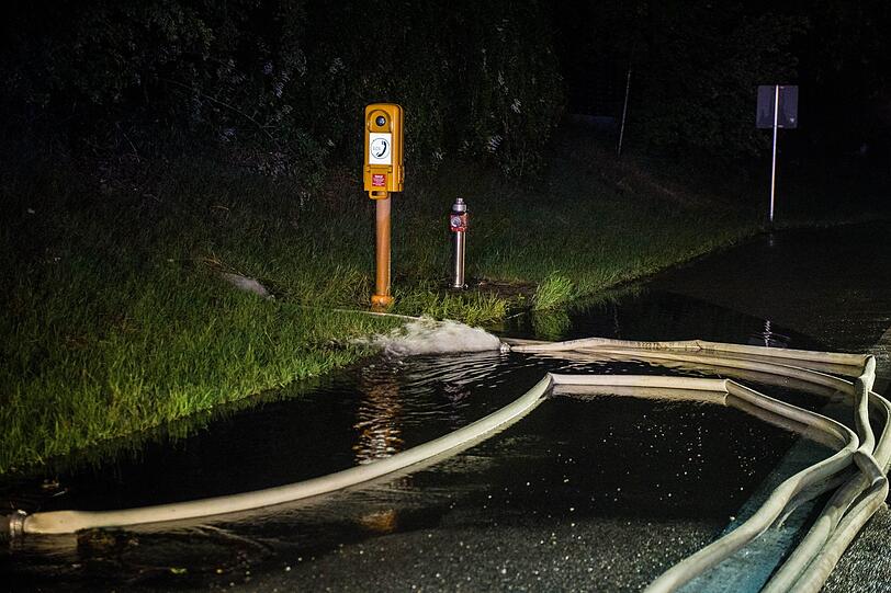 Überflutete Keller und Straßen. Nordbayern wurde vom Unwetter hart getroffen - die Bilder.