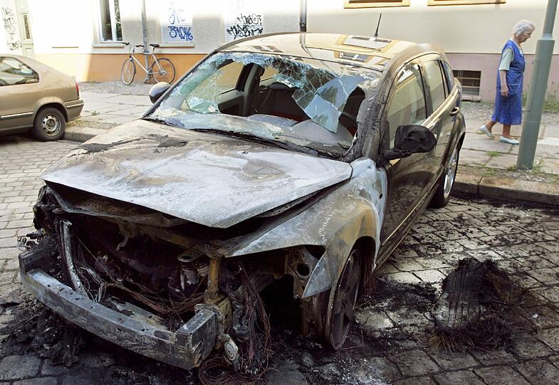Wie in Berlin (Foto) treibt auch in Neuhausen ein Auto-Brandstifter sein Unwesen.