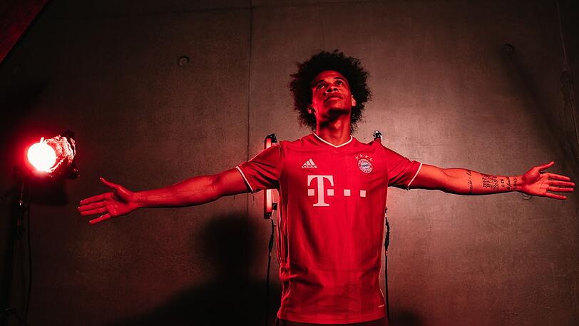 Endlich ein Roter! Leroy Sané im neuen Bayern-Gewand.