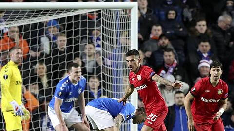 Leverkusens Charles Aránguiz (2.v.r) sorgte mit seinem Tor für die Vorentscheidung bei den Glasgow Rangers.