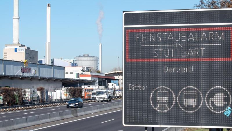 Ein Auto fährt an einem Schild vorbei, das auf den geltenden Feinstaubalarm in Stuttgart hinweist. Ein Auto fährt an einem Schild vorbei, das auf den geltenden Feinstaubalarm in Stuttgart hinweist.