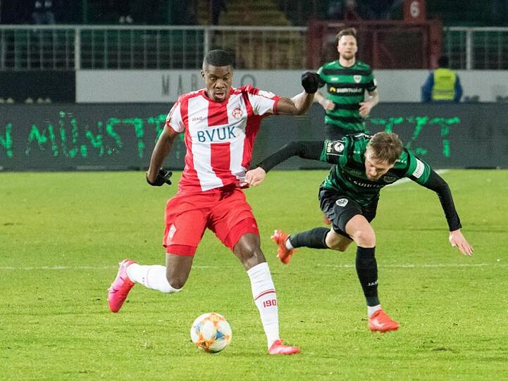 Leroy Kwadwo (r) von den Würzburger Kickers wurde in der Partie bei Preußen Münster von einem Zuschauer rassistisch beleidigt.