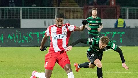 Leroy Kwadwo (r) von den Würzburger Kickers wurde in der Partie bei Preußen Münster von einem Zuschauer rassistisch beleidigt.