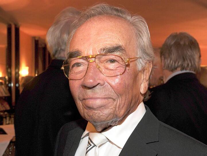 Der Schauspieler Claus Biederstaedt nimmt 2011 an der Gala zum 50-jährigen Bestehen der Kleinen Komödie im Bayerischen Hof teil.