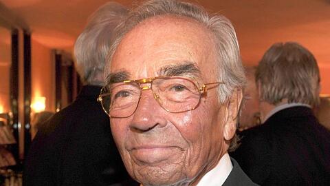 Der Schauspieler Claus Biederstaedt nimmt 2011 an der Gala zum 50-jährigen Bestehen der Kleinen Komödie im Bayerischen Hof teil.