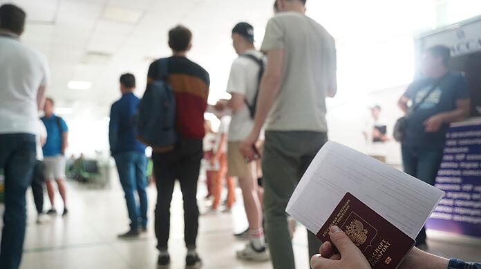 Russen warten in einem Behördenzentrum in Almaty, um eine persönliche Identifikationsnummer für Kasachstan zu erhalten.
