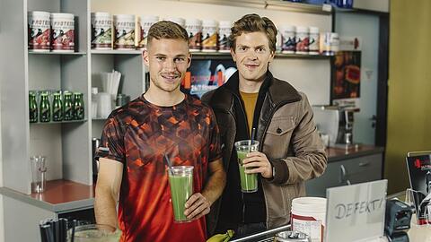 "Tatort: Hackl": Ferdinand Hofer (Kommissar Kalli Hammermann, r.) und Fußballstar Joshua Kimmich (Fitness-Influencer Kenny) bei den Dreharbeiten.