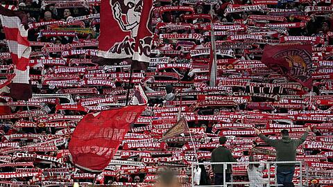 Sangen gemeinsam die neue Stadion-Hymne des FC Bayern ein: Die Ultras in der Südkurve.