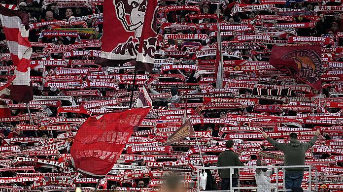 Sangen gemeinsam die neue Stadion-Hymne des FC Bayern ein: Die Ultras in der Südkurve.
