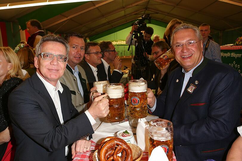 Innenminister Thomas de Maiziere (l.) mit dem bayerischen Innenminister Joachim Herrmann im Armbrustschützenzelt.