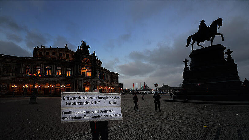 Der Dresdner Theaterplatz nach einer Pegida-Demonstration. Vorerst bleibt der Platz leer - die nächste Demo am Montag wurde abgesagt. Der Dresdner Theaterplatz nach einer Pegida-Demonstration. Vorerst bleibt der Platz leer - die nächste Demo am Montag wurde abgesagt.