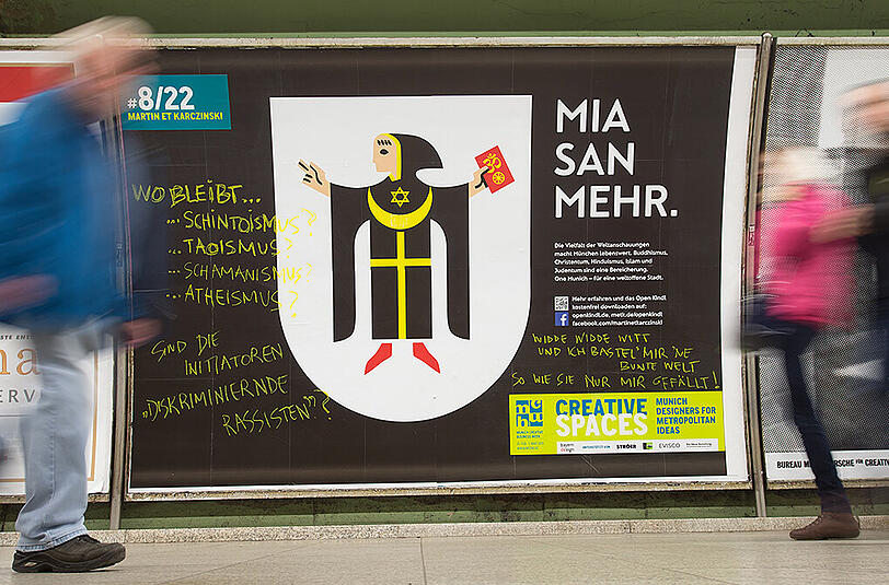 "Münchner Kindl" im religiösen Universal-Outfit. Das Plakat am U-Bahnhof Odeonsplatz wurde schon beschmiert.