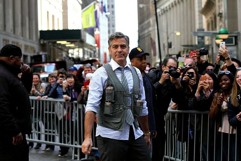 Hat die Sprengstoff-Jacke natürlich nur für seinen neuen Film an: George Clooney bei Dreharbeiten in New York.