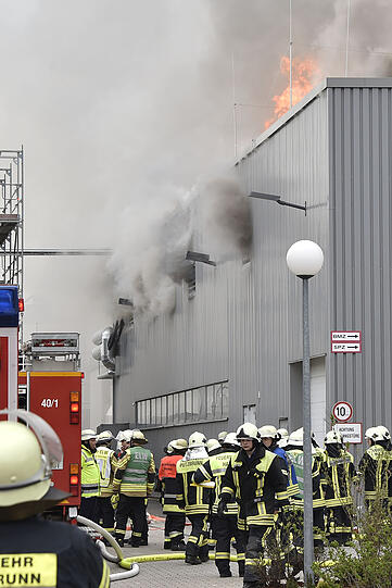 Ein technischer Defekt führte zu einem Großbrand beim Textilprouzenten Gore. Hier die Bilder des Brandes.