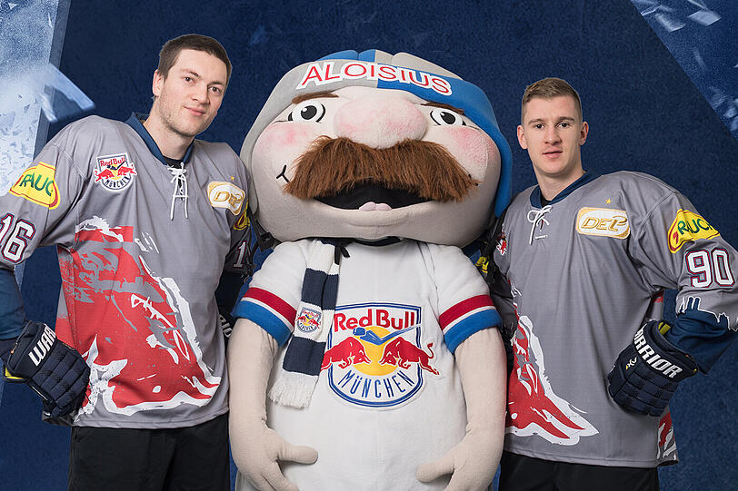 Konrad Abeltshauser (links) präsentiert das Sondertrikot des EHC Red Bull München