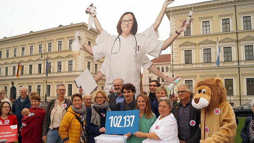 Rückblick: Im Oktober 2018 feiern die Volksbegehren-Initiatoren über 102.000 Unterschriften – inzwischen sind es noch mehr. Rückblick: Im Oktober 2018 feiern die Volksbegehren-Initiatoren über 102.000 Unterschriften – inzwischen sind es noch mehr.