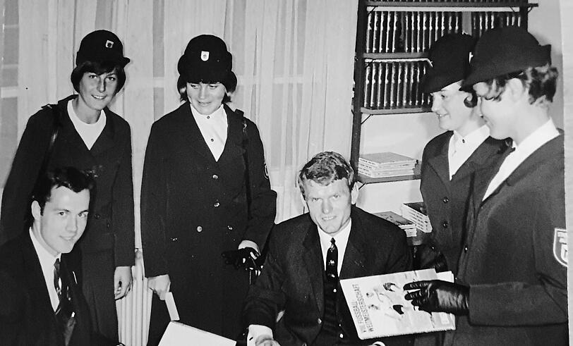 Ein Foto, das der AZ-Leser Manfred Bonert von seiner Schwester geerbt hat. "Es zeigt einen Besuch der zwei Fußballgrößen Franz Beckenbauer und Sepp Maier bei den gerade neu erschaffenen Münchner Politessen", so Bonert.