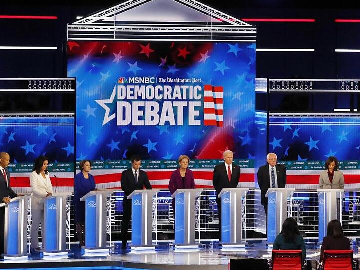 Demokratische Präsidentschaftsbewerber, Cory Booker (l-r), Tulsi Gabbard, Amy Klobuchar, South Bend, Pete Buttigieg, Elizabeth Warren, ehemaliger US-Vizepräsident Joe Biden, Senator Bernie Sanders, Senator Kamala Harris, ehemaliger Technologie-Exekutivdirektor Andrew Yang und Investor Tom Steyer nehmen an einer TV-Debatte der demokratischen Präsidentschaftsanwärter.