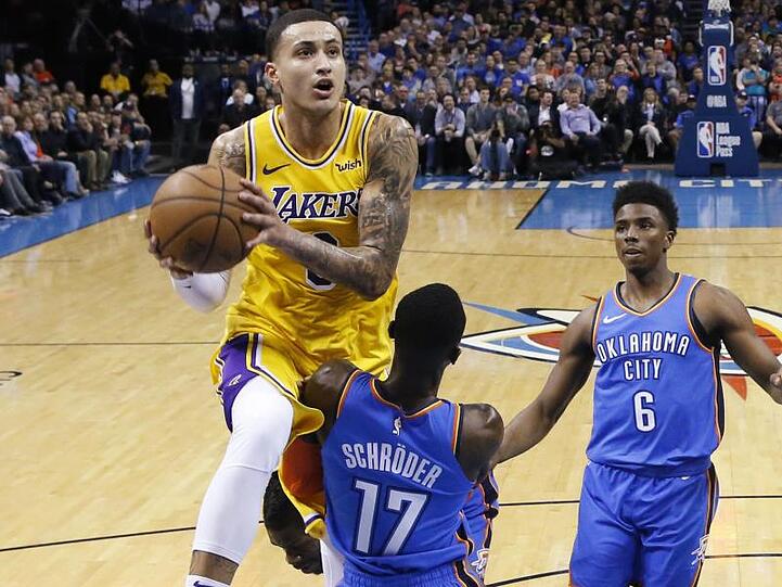 Dennis Schröder (M) hat gegen Kyle Kuzma (l) das Nachsehen.