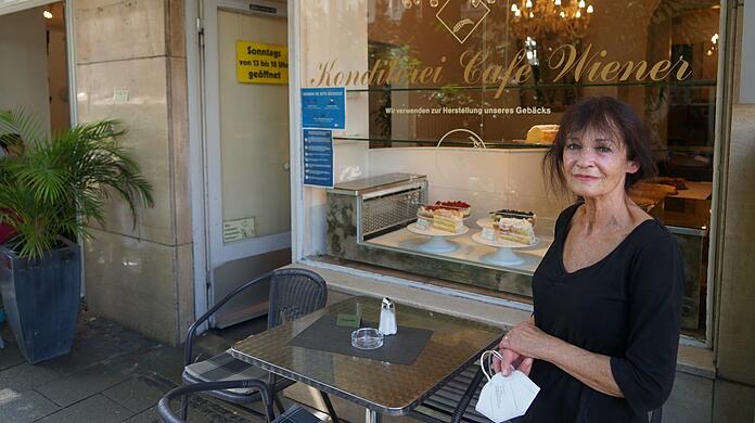 Johanna Wiener vor ihrem Café Wiener in der Reichenbachstraße. Bald wird sie hier keine Torten und Kuchen mehr verkaufen.