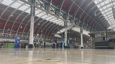 Die Bahnhofshalle des Londoner Bahnhofs Paddington ist wenig besucht, während die Mitglieder der Lokführer-Gewerkschaft Aslef streiken.