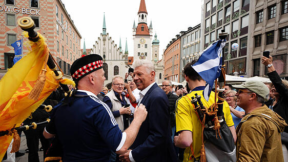 Münchens Oberbürgermeister Dieter Reiter (Mitte) auf dem Marienplatz inmitten der unzähligen Fans, überwiegend aus Schottland Münchens Oberbürgermeister Dieter Reiter (Mitte) auf dem Marienplatz inmitten der unzähligen Fans, überwiegend aus Schottland