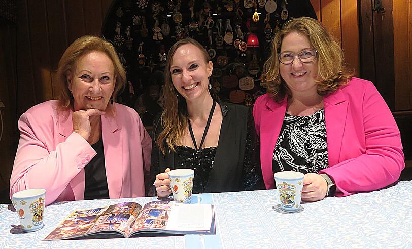 Von Prinzessin zu Prinzessin: Gaben Michaela II. am Sonntag noch nützliche Tipps - auch gegen großes Lampenfieber. Ex-Prinzessin Janina Homann (r.) und Elferrätin Beatrice Nawrath (l.)