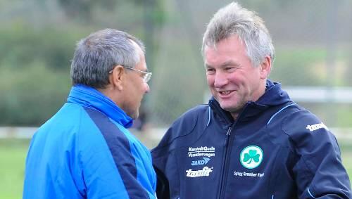 Freunde kann man nicht trennen: Wolfsburgs Trainer Felix Magath im netten Plausch mit Benno Möhlmann (r.). Das war vor dem Spiel, hinterher war Fürths Trainer das Lachen vergangen.