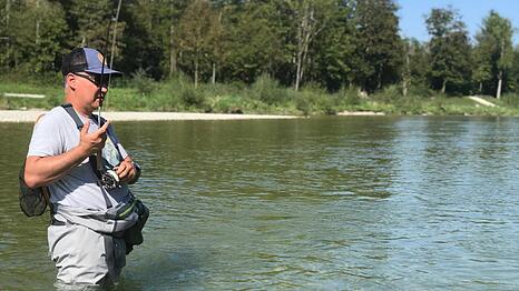 Hier geht er auf Forellen-Suche: Tom Kemmler ist Isarfischer und Angler-Ausbilder f&uuml;r die staatliche Fischerpr&uuml;fung.