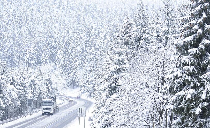 Wintersportfreunde können sich freuen: In einigen Regionen Bayerns hat sich am Montag endlich der Winter blicken lassen - auch in anderen Teilen Deutschlands fiel Schnee.