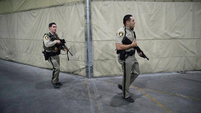 Drama in Las Vegas. Der als Steven Paddock identifizierte Schütze feuerte auf zahlreiche Konzertbesucher. Die Bilder.
