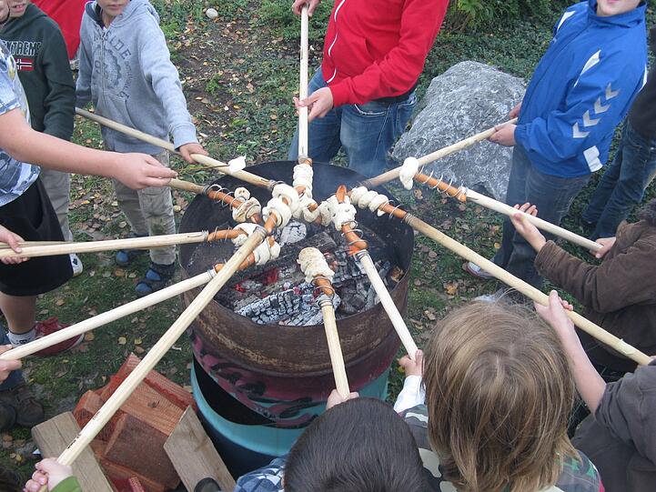 Zum Schluss gibt es Stärkung beim Stockbrot, dass die Jungen über offenem Feuer selbst backen.