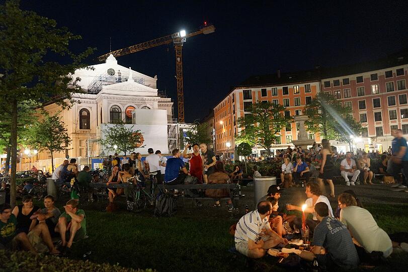 Feiern ohne Ende: Bislang sah so ein ganz normaler Samstagabend auf dem Gärtnerplatz aus. Mal schauen, was sich ändert.
