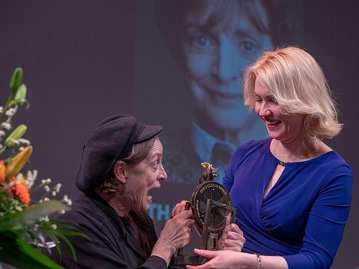 Die Schauspielerin Katharina Thalbach (l) erhält von der Ministerpräsidentin von Mecklenburg-Vorpommern Manuela Schwesig (SPD) den Ehrenpreis.