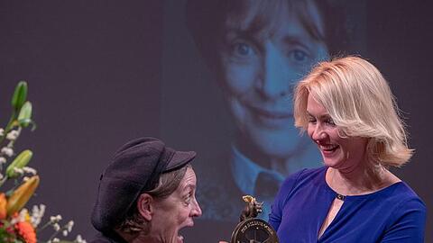Die Schauspielerin Katharina Thalbach (l) erhält von der Ministerpräsidentin von Mecklenburg-Vorpommern Manuela Schwesig (SPD) den Ehrenpreis.