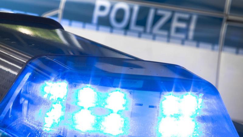 Ein Blaulicht leuchtet auf dem Dach eines Polizeiwagens. Foto: Friso Gentsch/dpa/Symbolbild Ein Blaulicht leuchtet auf dem Dach eines Polizeiwagens. Foto: Friso Gentsch/dpa/Symbolbild