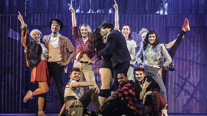 Gute Laune im Rückblick auf die 1980er-Jahre: Das Ensemble des Musicals "Flashdance" im Deutschen Theater.