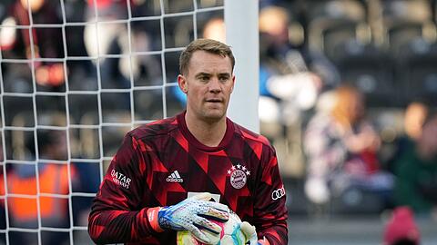 Bayerns Torhüter Manuel Neuer vor dem Spiel in Aktion.