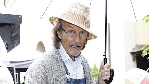 Lässt sich die Laune nicht verregnen: Schauspieler Eisi Gulp beim „Dahoam is Dahoam“-Familientag am Sonntag.
