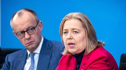 Kanzler Merz und Arbeitsministerin Bas bekommen am Dienstag den Rentenbericht.