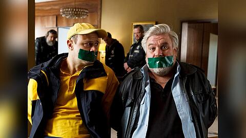 "Harter Brocken: Der Waffendeal": Dorfsheriff Koops (Aljoscha Stadelmann, r.) und Postbote Heiner (Moritz F&uuml;hrmann) in der Klemme.