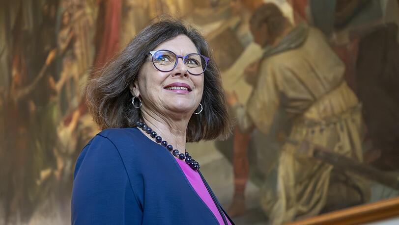 Auch bundespräsidiabel? Ilse Aigner (CSU,l), Präsidentin des Bayerischen Landtags, auf ihrem Weg in den Plenarsaal den bayerischen Landtag. Auch bundespräsidiabel? Ilse Aigner (CSU,l), Präsidentin des Bayerischen Landtags, auf ihrem Weg in den Plenarsaal den bayerischen Landtag.