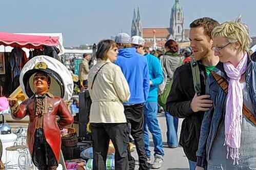 Seltsame Figur! Ob diese Matrosen-Mütze zum Gesamtpaket gehört?