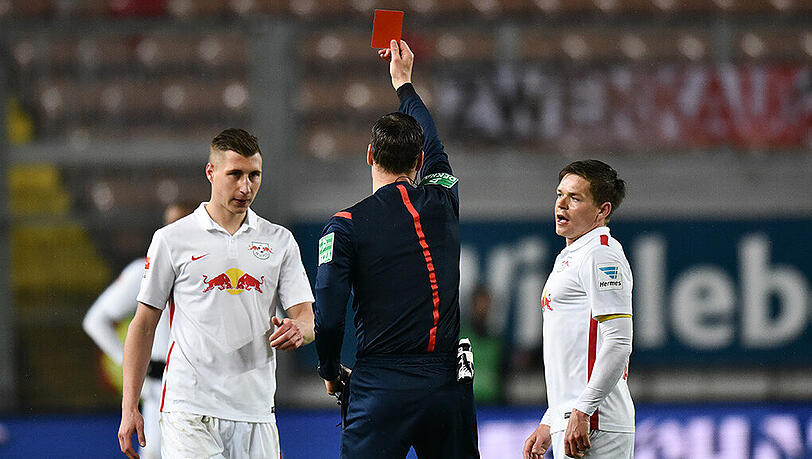 Schiedsrichter Bastian Dankert zeit Leipzigs Willi Orban (l.) die rote Karte. Schiedsrichter Bastian Dankert zeit Leipzigs Willi Orban (l.) die rote Karte.