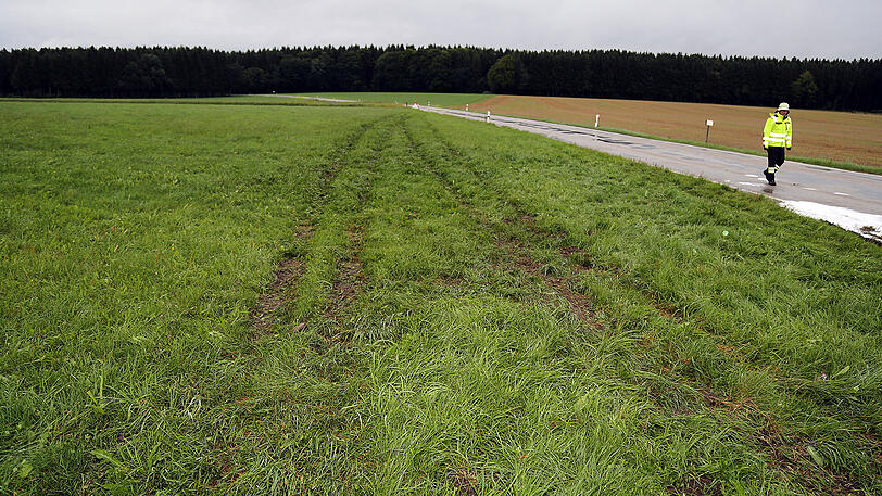 Der BMW-Fahrer krachte gegen den Baumstapel und war vermutlich sofort tot. Die Bilder vom Horror-Crash.
